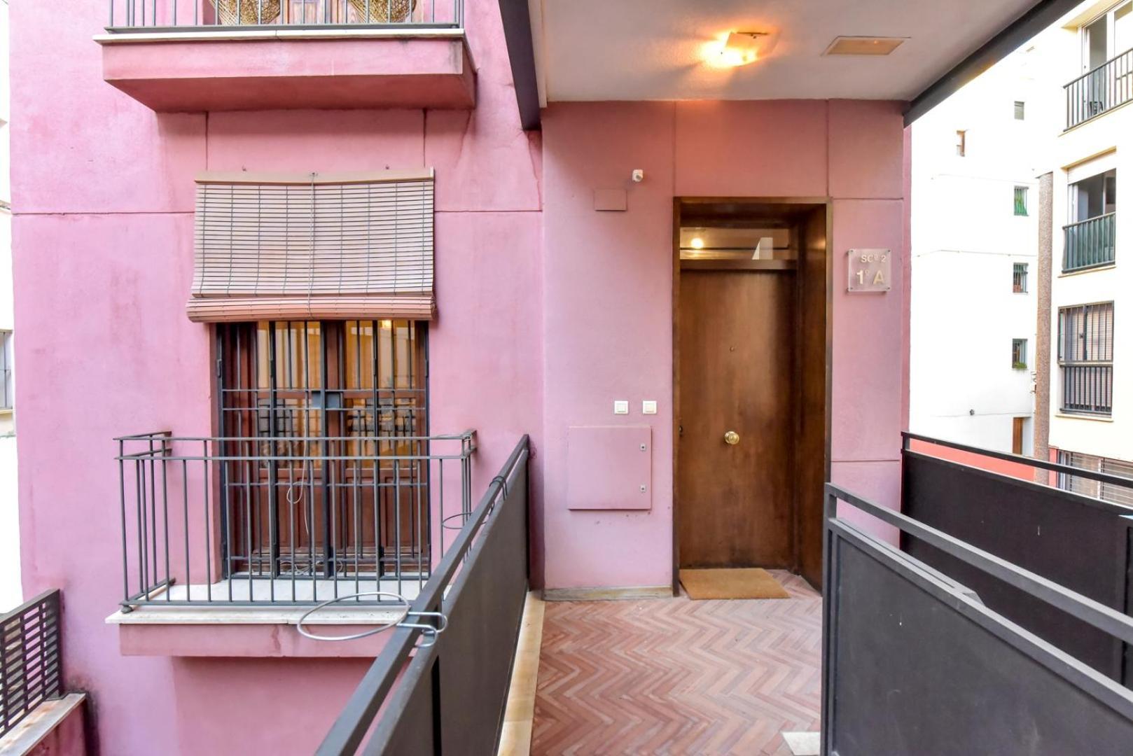New! Luxury Design With Free Parking Apartment *