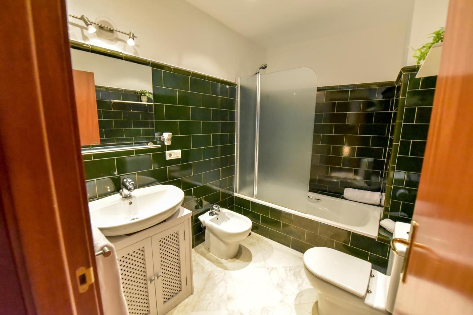 New! Luxury Design With Free Parking Apartment *